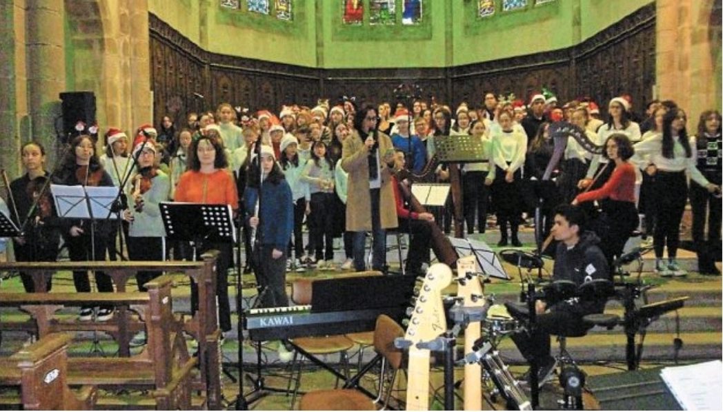 Cent dix jeunes offrent un concert de Noël
